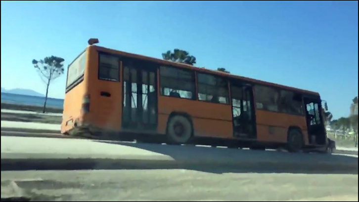 VIDEO LAJM/ Autobusi cirk te Lungomarja e Vlorës