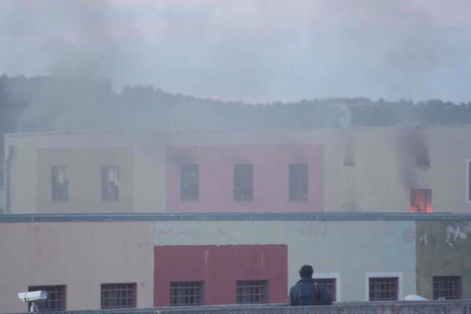 DETAJET/Trazira të forta në burgun e Vlorës, më pas marrin flakë dyshekët