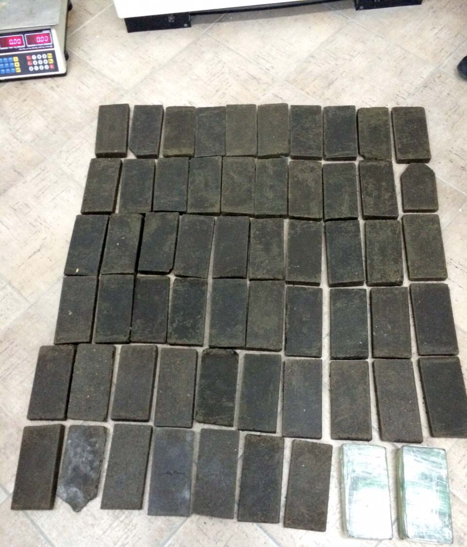 Vlorë, policia sekuestron 25,5 lëndë narkotike “çokollatë”, 2 në pranga, 2 në kërkim