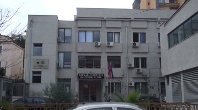 “Nuk e ke të gjatë këtu”, gjyqtarja kallëzon avokatin