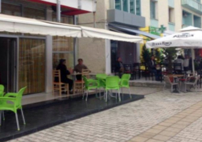 Vlorë, rrihet në mes të qytetit “spiuni” i policisë