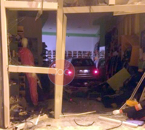 FOTO LAJM/ Vlorë, aksident, makina futet e gjitha brenda dyqanit të veshjeve