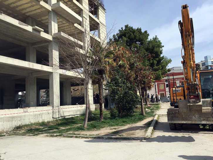 FOTO/ Zbulohet mashtrimi i Edi Ramës në Vlorë, dëmshpërblen pallatin me lejë që do shembë për lulishte