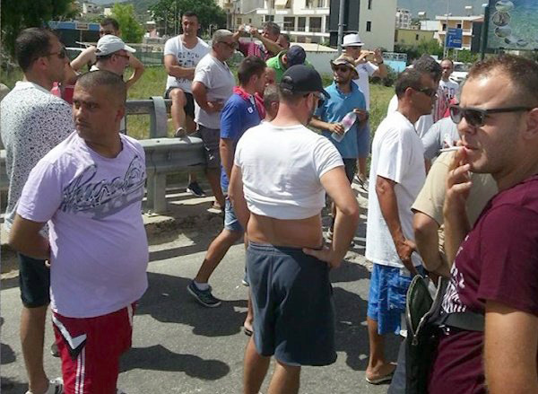 Mungesa e energjisë, banorët e Radhimës dhe të Orikumit bllokojnë rrugën