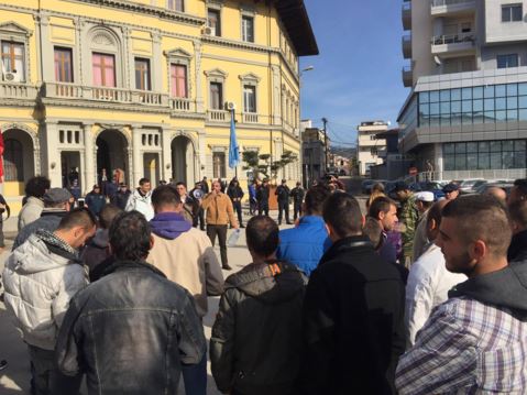 Protestë në Vlorë, qyteti buzë detit që përmbytet nga shirat, nuk ka ujë për të pirë