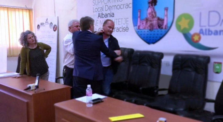 VIDEO/ Vlorë, këshilltarët socialistë sherr me njëri-tjetrin: Mos prek votën se për të japim jetën!