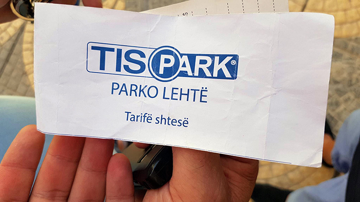 FOTO/ Vlorë, kompania private e parkingjeve “i këput” pronarët e makinave me gjoba “të majme”