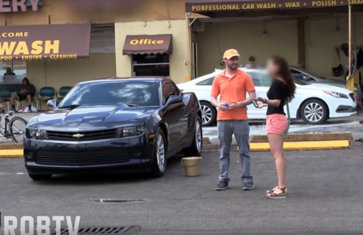 VIDEO/ “Lavazhieri” injoron vajzën që refuzoi të dilte në takim