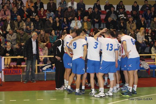 VIDEO/ Lojtari godet me grusht trajnerit, degjeneron ndeshja Vllaznia – Tirana