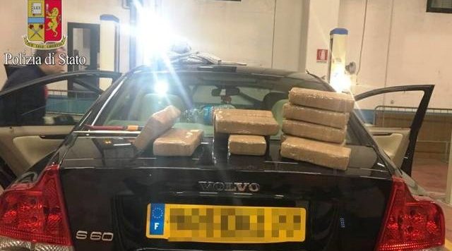 Itali, drogë, municione dhe 10 mijë euro, policia arreston çiftin shqiptar