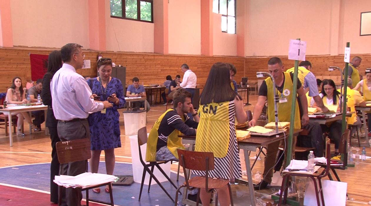 KiE e habitur nga çudia e zgjedhjeve shqiptare: 2.8 milionë banorë, 3.2 milionë votues