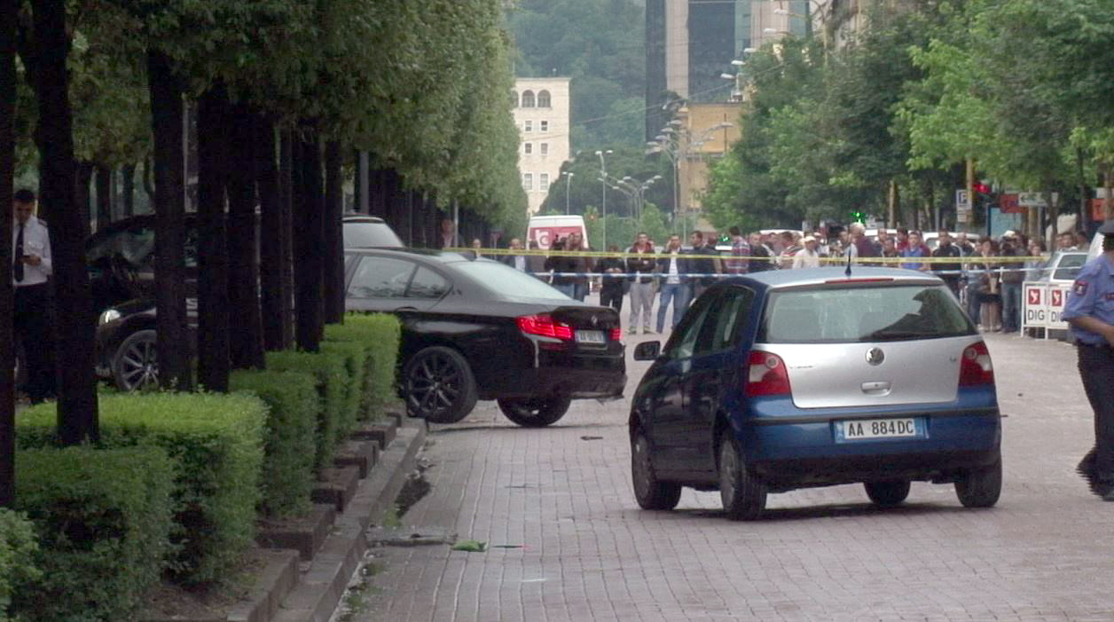 Vrasja e trefishtë te Shkencat, atentatorët prej ditësh në ndjekje me motor të viktimave
