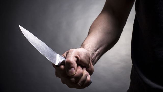 Tiranë, sulmojnë dhe plagosin me thikë të riun, dy autorët përfundojnë në pranga