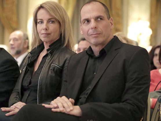 Greqi, sulmohet në një lokal ministri i Financave, bashkëshortja heroinë e shpëton me trupin e saj