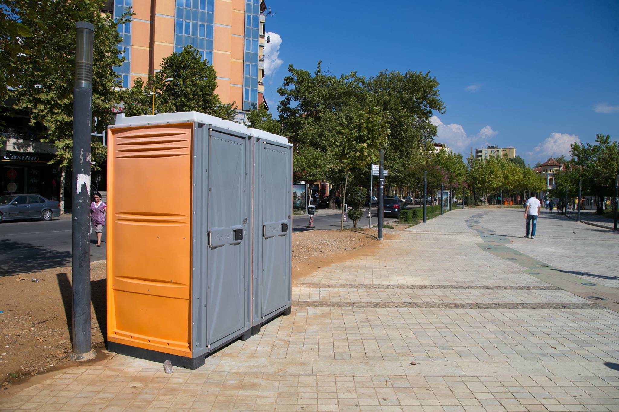 FOTO/ WC e para shfaqen në Tiranë, përdorini të shpëtoni 200 mijë lekëshin