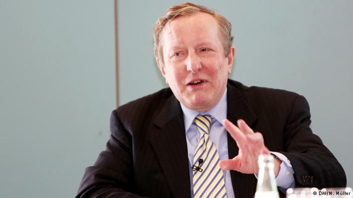 1990, Kamioni nuk ishte i pari. Ambasadori hapi dyert vetë, ndezi dritat dhe priti 3199 refugjatë