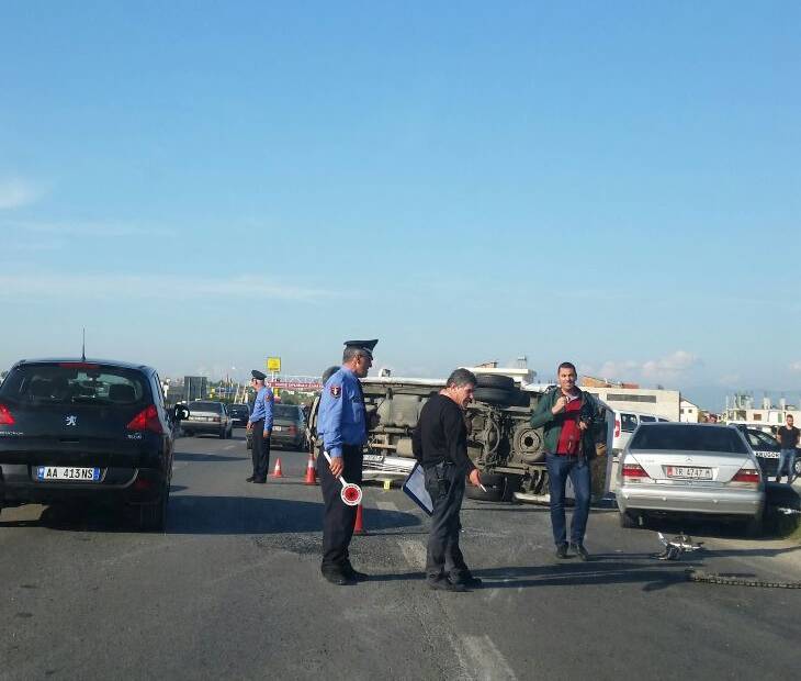 Aksident në autostradën Tiranë – Durrës, 3 të plagosur