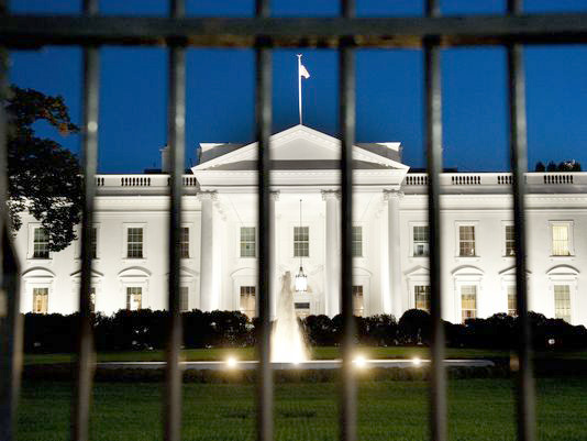 “Mbyllet” Shtëpia e Bardhë, një grua tenton të futet në zonën e sigurisë