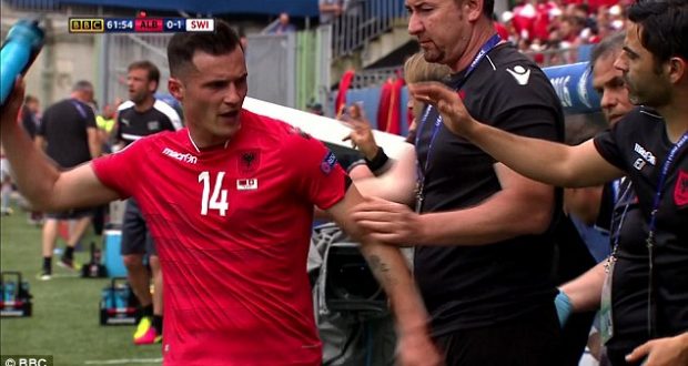 VIDEO/ Xhaka refuzoi ujin për shkak të Ramazanit