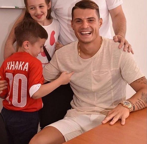 Ana e jashtëzakonshme e Xhakës, shikoni si luan me tifozin vogël