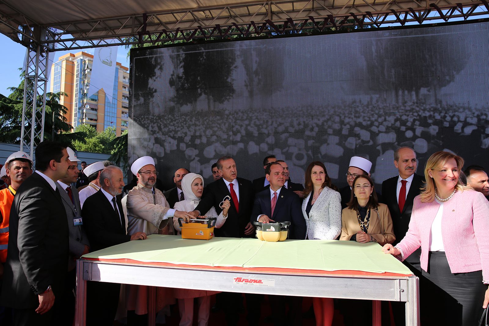 Erdogan vendos gurin e parë të xhamisë, premton financimin e Parlamentit të ri dhe kalasë së Gjirokastrës