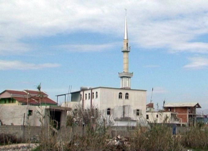 Në Shqipëri, jashtë kontrollit 10 xhami