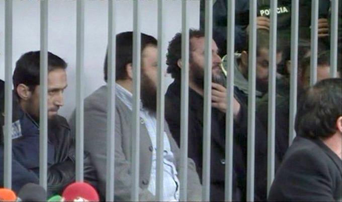 Gjyqi ndaj imamëve, i pandehuri Muslimani këndon sure nga Kurani dhe predikon në sallë