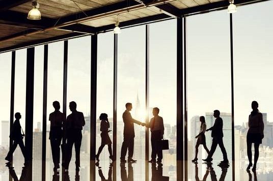 Kujdes, 10 gafat e tmerrshme që nuk duhet të bëni kur largoheni nga puna!