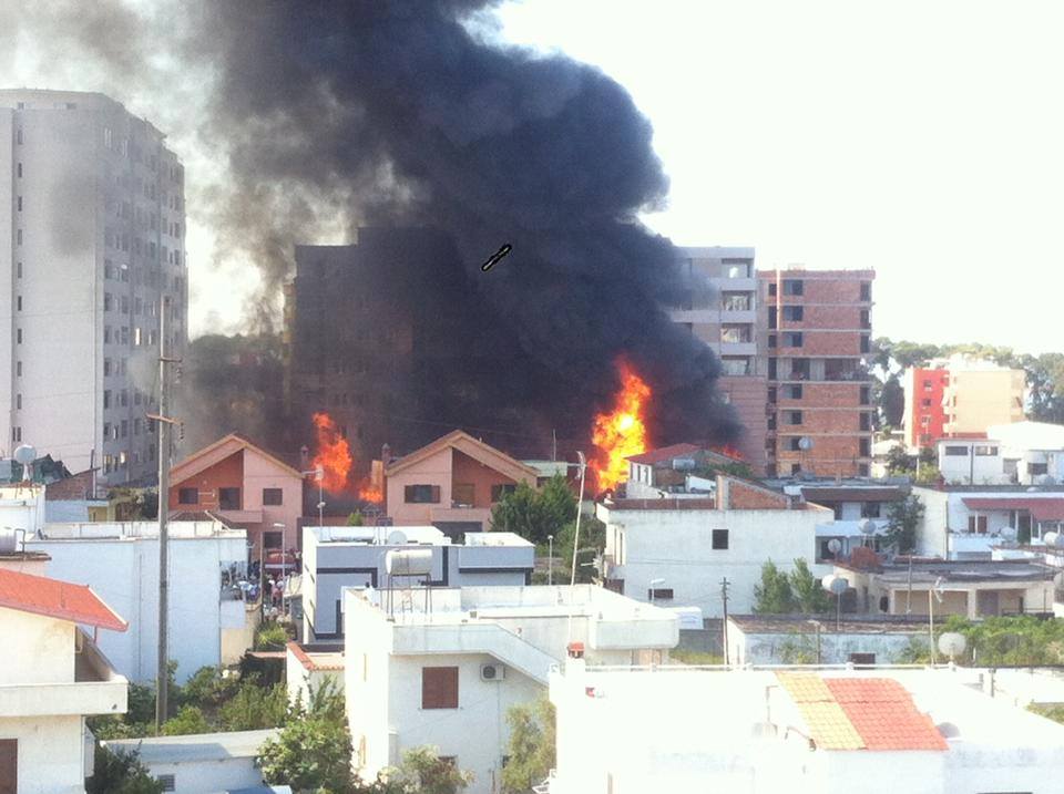 Durrës, zjarri në zdrukthtari, shkrumbon edhe 8 shtëpi