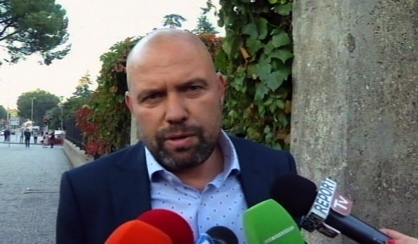 FOTO GALERI/ Kush ia rruajti mjekrën Ylli Manjanit…?!