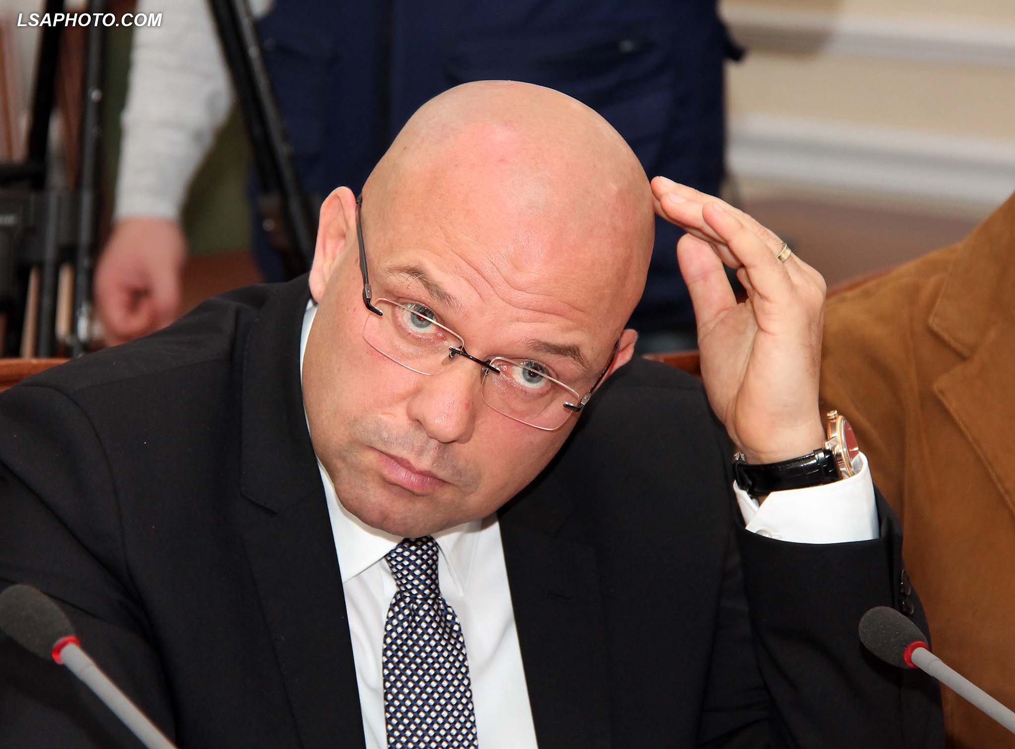 Ministrit i mbyllin Facebook-un