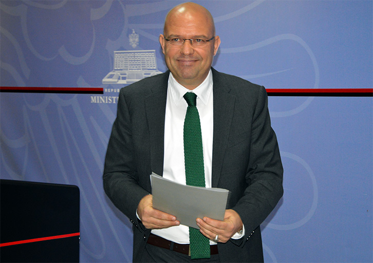 Ylli Manjani hit në rrjetet sociale, e urojnë… “Suksese në jetë, nuk keni parë gjë akoma”