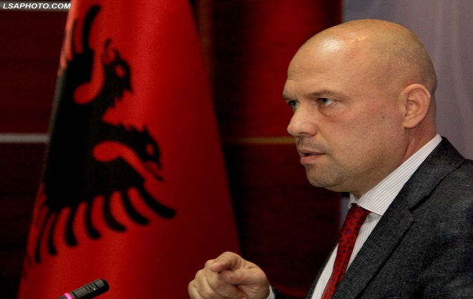 Ylli Manjani i pamëshirshëm me ministrin e Brendshëm Fatmir Xhafaj