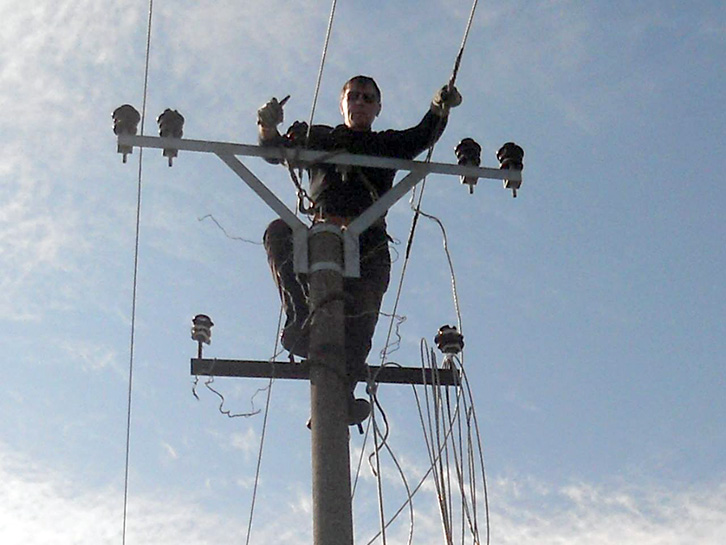 FOTO LAJM/ Shkodër, ja kush është elektricisti i OSHEE-së i varë sot me thikë