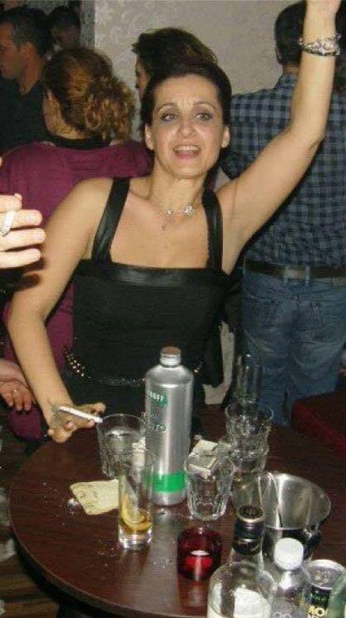 Kryebashkiakja e Gjirokastrës shkel ligjin, pi duhan në lokal