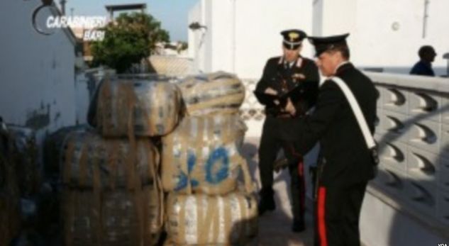 ZERI AMERIKES/ Skafistët italianë në brigjet shqiptare për të tërhequr marijuanën