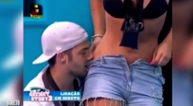 VIDEO/ Drejtpërdrejtë në emision, ia zhvesh rrobat me dhëmbë