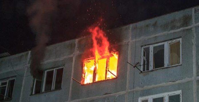 LAJMI I FUNDIT/ Tepelenë, digjet banesa, vdes nëna dhe foshnja 6 muajsh