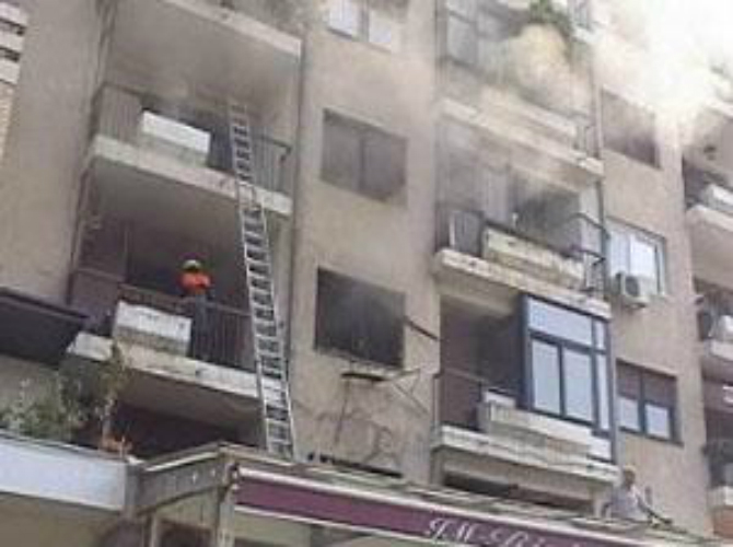 Tiranë, flakët e zjarrit përfshijnë pallatin, plagoset një person