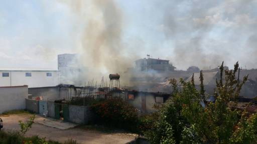 Flakët e zjarrit shkrumbojnë  3 biznese në Spitallë të Durrësit