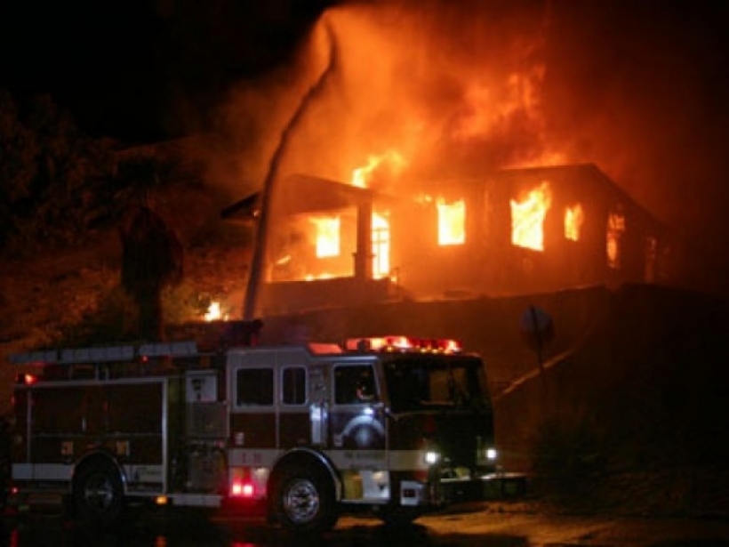 Digjen tri banesa në Tiranë, zjarri perfekt, 6 zjarrfikëse nuk e mundën dot