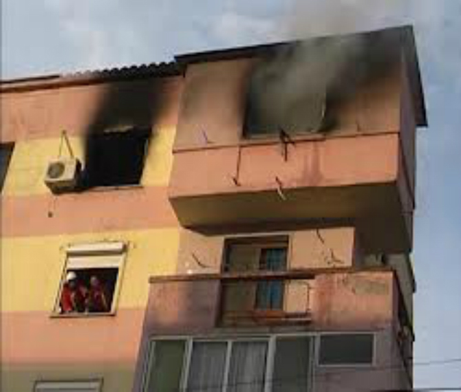 Zjarr në një pallat tek Unaza e Re, digjet kabina elektrike dhe ashensori