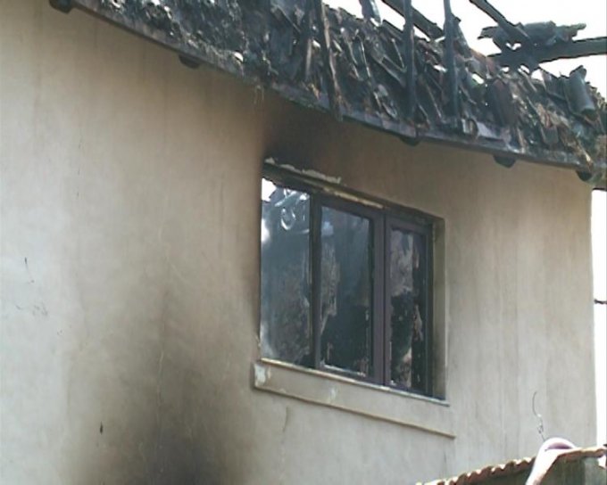 Zjarr në një banesë në Gjirokastër, lëndohet 84-vjeçarja