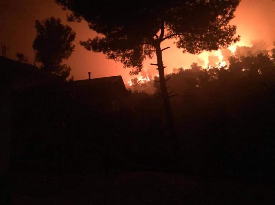 Situata vazhdon të jetë alarmante në malet e Oroshit, dy familje rrezikohen nga flakët e zjarrit