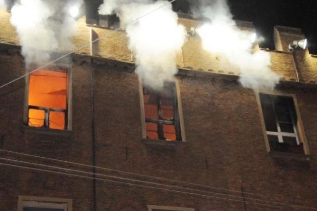 Tiranë, një banesë përfshihet nga flakët, shkak një shkëndijë elektrike