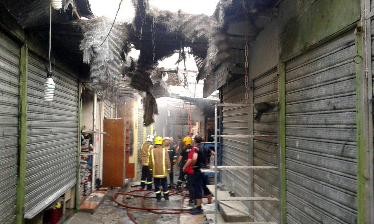 Tiranë, zjarr te tregu i “Medresesë”, shkrumbohen disa dyqane