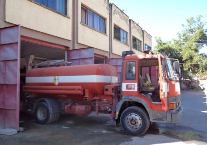 Kamëz, banesa mbulohet nga flakët e zjarrit, plagoset pronari