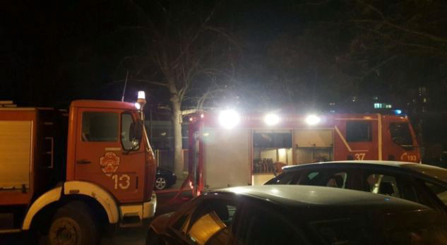 Kamëz, zjarr në një servis, digjen disa makina