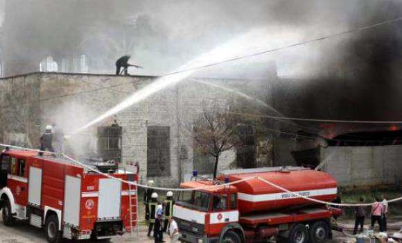 Durrës, zjarr në një magazinë përpunimi druri në Xhafzotaj