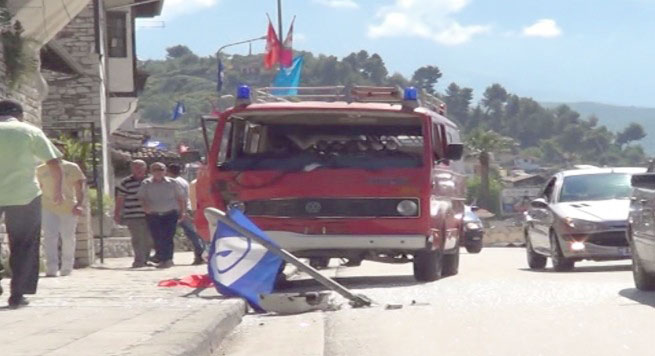 Berat, zjarrfikësja del nga rruga, aksidentin një person